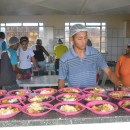 Voluntários preparam alimentação para crianças imigrantes