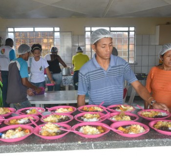 Voluntários preparam alimentação para crianças imigrantes
