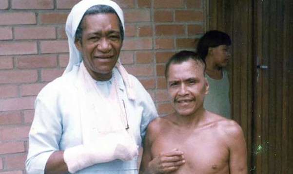 Sorino-Yanomami-com-Irmã-Felicita-na-Casa-de-Cura-em-Boa-Vista