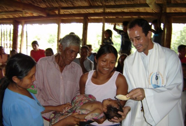 Padre Vilson celebra batismos em Nabasanuka – Foto: Josiah K’okal