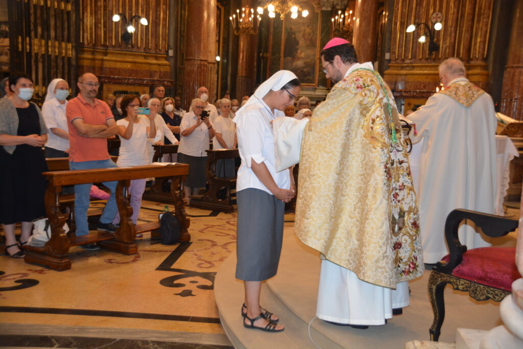 Irmã Francesca Allasia recebe o crucifixo das mãos de Dom Giorgio Marengo.