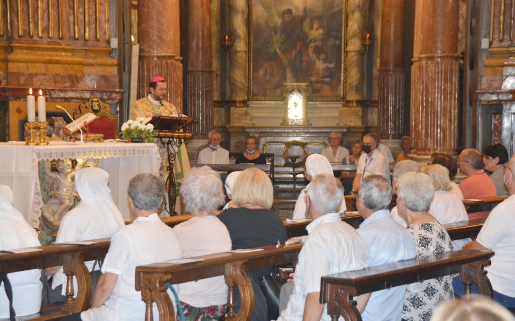 Dom Giorgio Marengo preside missa no Santuário da Consolata em Turim.
